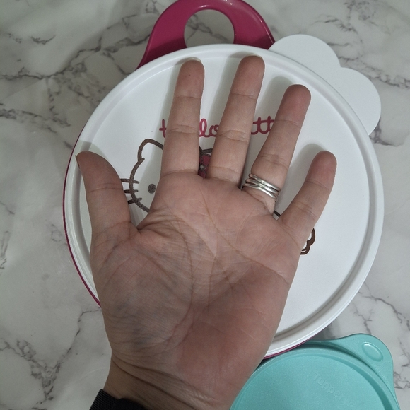 Hello Kitty Tupperware Set - Picture 3 of 9